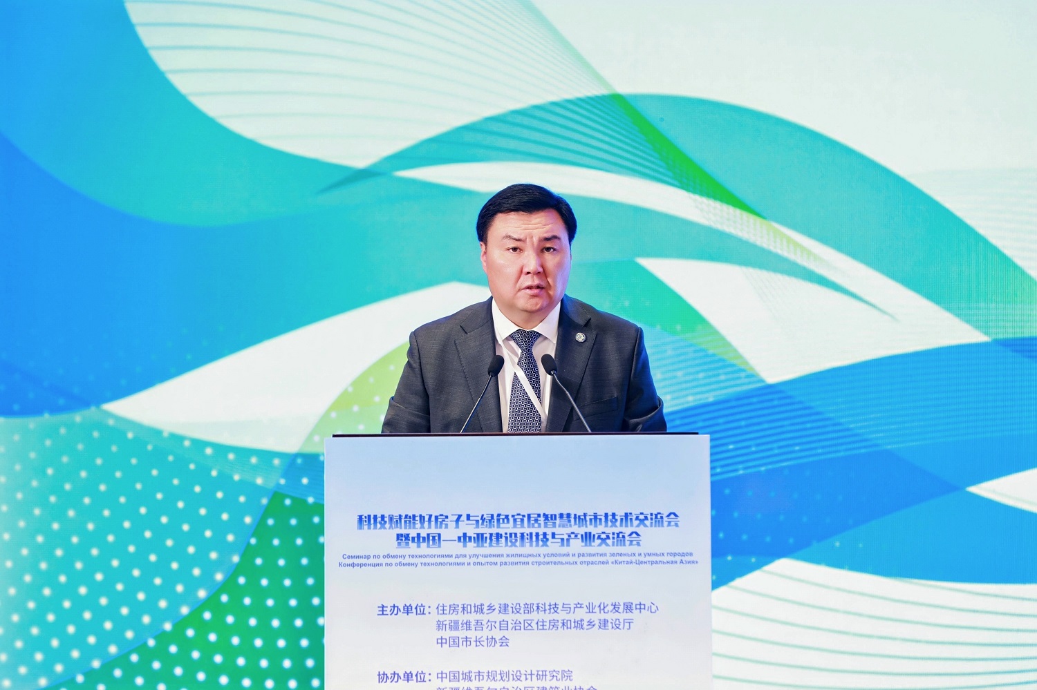 吉尔吉斯斯坦建筑、建设、住房和社区服务部副部长塔蓝别克.jpg 吉尔吉斯斯坦建筑、建设、住房和社区服务部副部长塔蓝别克.jpg